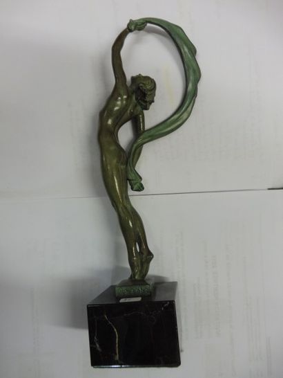 GUERBE ‘’femme au ruban’’

Bronze à patine verte, socle marbre noir portor

Signé...