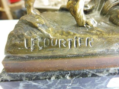 LE COURTIER ‘’épagneul rapportant un faisan’’ Bronze patiné, signé sur la terrasse

Socle...