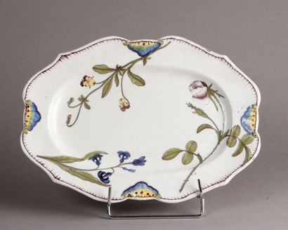 MARSEILLE (fabrique de Joseph Fauchier) 
PLAT ovale à contours en faïence décoré...