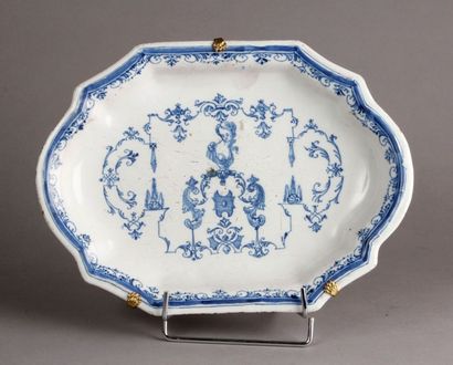 BORDEAUX 
PLAT ovale à bordure contournée décoré en camaïeu bleu de motifs à la Berain,...