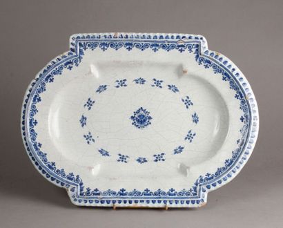 ROUEN 
PLAT ovale en faïence décoré en camaïeu bleu de fleurs, rinceaux et godrons.
XVIIIe...