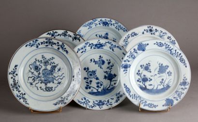 CHINE 
SIX ASSIETTES circulaires en porcelaine à décor divers en bleu sous couverte...