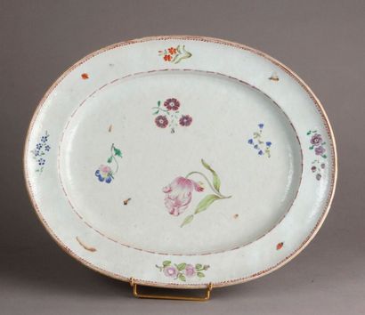 CHINE 
PLAT ovale en porcelaine décoré en émaux de la famille rose de tulipe, pensée,...