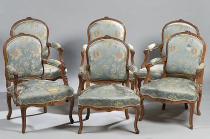 null Belle suite de SIX FAUTEUILS à dossier à la reine en hêtre mouluré et sculpté....