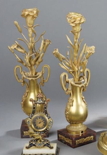 null PAIRE DE BOUGEOIRS en bronze en forme de vase balustre à anses contenant une...