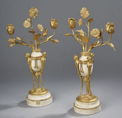 null PAIRE DE CANDÉLABRES en bronze ciselé et doré composés d'une urne en marbre...