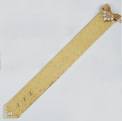 null BRACELET ruban souple des années 1950 en or jaune en forme de ceinture, le fermoir...
