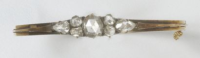 null BRACELET rigide ouvrant ancien orné d'un motif de forme navette pavé de diamants...