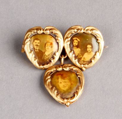 null Petite BROCHE à trois médaillons en forme de coeur en or jaune avec trois photos...