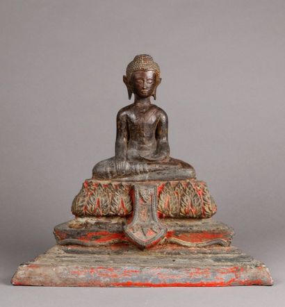null BOUDDHA en bronze assis en position Dhyâna Mudra ou «Attitude de méditation».
Les...