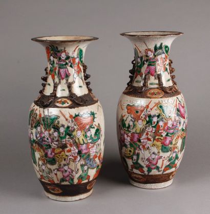 null Paire de vases en porcelaine de Nankin à décor polychrome de guerriers chinois...