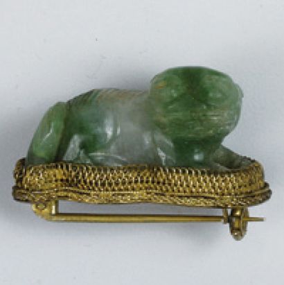 null Petite BROCHE en jadéite blanc vert représentant un lion couché sur un socle...