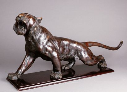 null Important SUJET en bronze représentant un tigre rugissant.
Cachet sous le ventre.
Japon,...