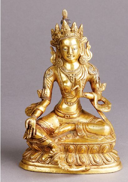 null SUJET en bronze représentant une Tara assise sur une base lotiforme.
Chine.
H....