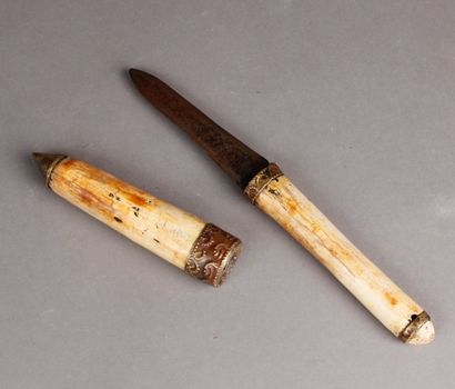null DAGUE d'apparat, manche en os.
Birmanie, XIXe siècle.
L. 29 cm Lame: 12 cm