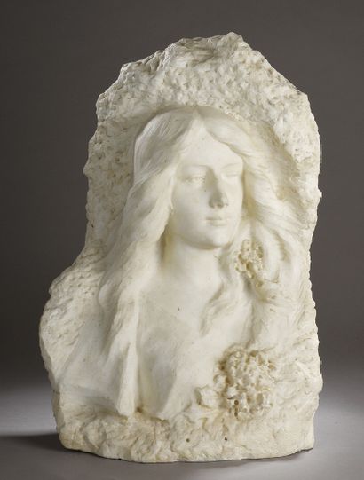 null HAUT-RELIEF en marbre blanc sculpté représentant un buste de femme avec fleurs.
Début...