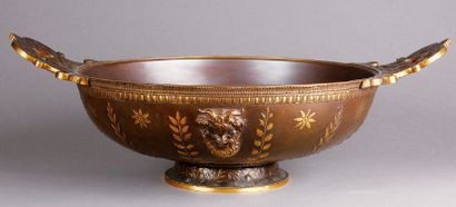 Ferdinand LEVILLAIN (1837-1905) 
Grande COUPE Kylix à anses de style antique en bronze...