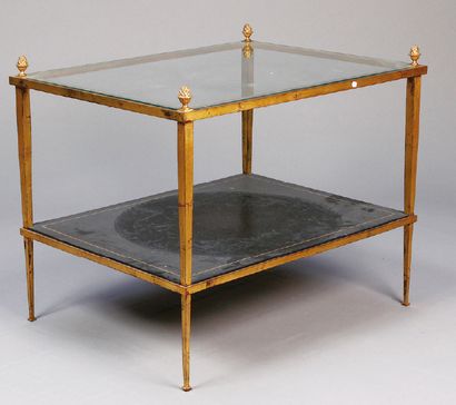 TABLE BASSE à plateau en verre en métal doré,...