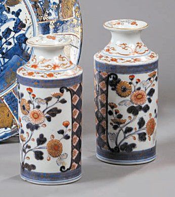 JAPON Paire de vases cylindriques à décor en léger relief et à décor bleu, rouge...