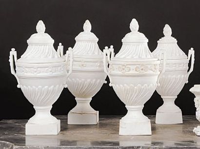 MENNECY Quatre vases couverts en biscuit de porcelaine tendre de forme balustre reposant...