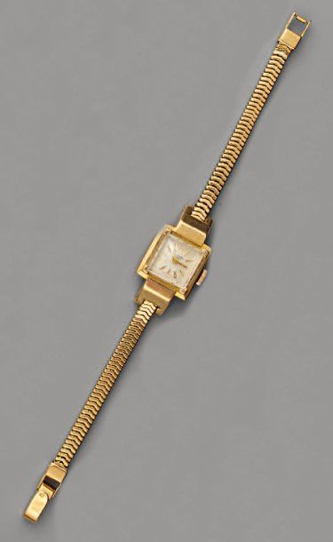 null LIP, n° 0580 MONTRE BRACELET de dame en or jaune, la montre de forme ronde....