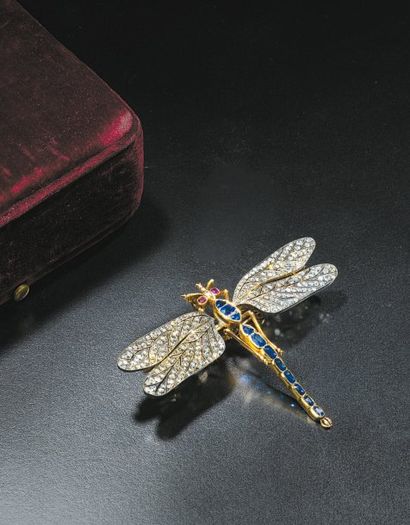 null BROCHE TREMBLEUSE en forme de libellule, en or et argent, les ailes serties...