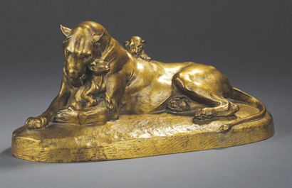 Victor PETER (1840-1918) (d'après) Lionne couchée jouant avec ses lionceaux. Bronze...