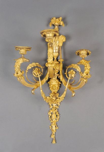 null APPLIQUE en bronze ciselé et doré à trois bras de lumière à décor de têtes d'aigles...