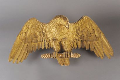 null AIGLE en bois sculpté et doré, les ailes déployées. Début du XIXe siècle. H.40...