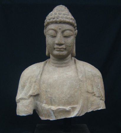 null RARE BUSTE DE BODHISATTVA en méditation ; en pierre sculptée. H : 47cm