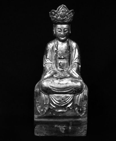 null BODHISATTVA assis en méditation sur un trône, la tête ceinte d'une couronne...