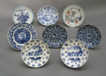 ARTS D'ASIE - CERAMIQUE Paire D'ASSIETTES « blanc-bleu » décorées d'un motif floral...