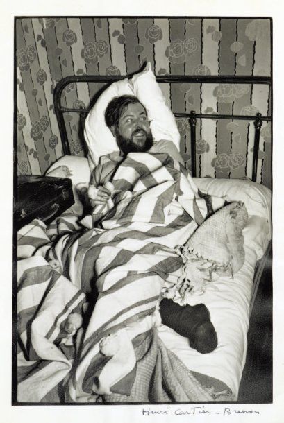BÉRARD (Christian). Photographie le représentant dans son lit par Henri Cartier-Bresson,...