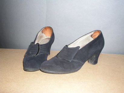 null PAIRE DE CHAUSSURES griffée A. Biset Paris, vers 1945, escarpins de daim noir...