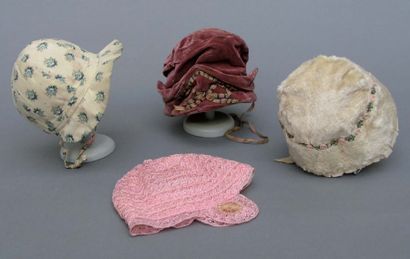 null DEUX CHAPEAUX de fillette, vers1920-1930, capote dans un imprimé crème à fleurs...