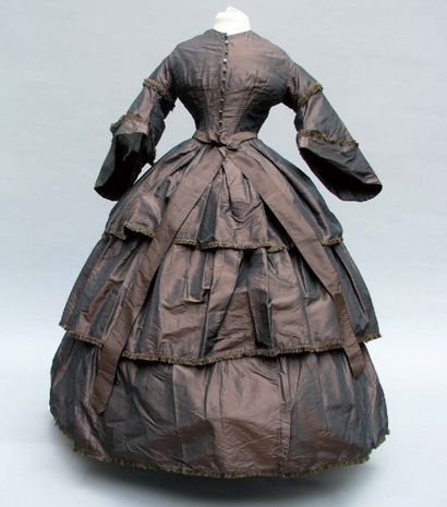 null ROBE vers 1850, en taffetas de soie ramoneur, corsage baleiné à manches pagodes...