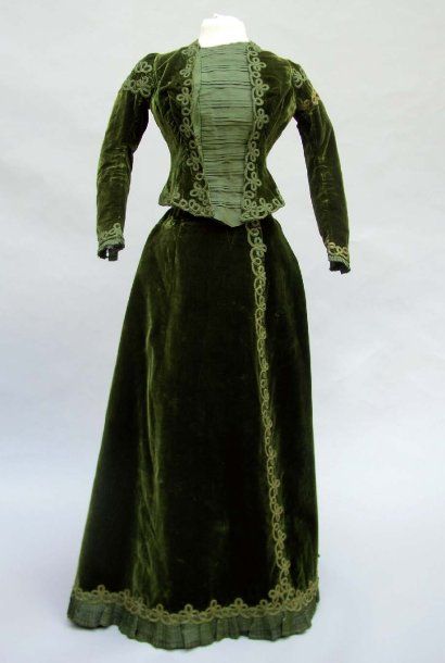 ROBE vers 1898, d'une robe plus ancienne...