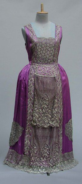 null ROBE inspirée du XVIIIe siècle, pour un bal costumé vers 1925, en satin violet,...