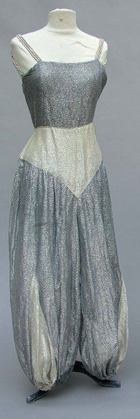null ENSEMBLE DU SOIR, vers 1925-1930, tunique pantalon en lamé argent bleu et ivoire...