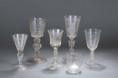 null Verre à décor gravé orné d'armoiries double surmontées d'un tortil de baron....