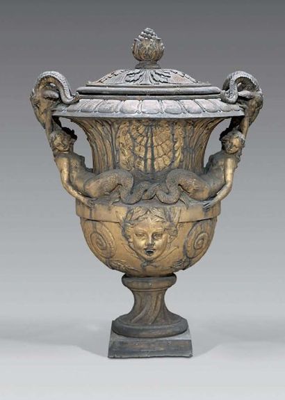 null Vase couvert de même modèle en fonte de plomb doré de forme Médicis, les anses...