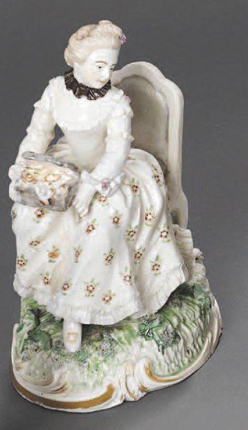 null - FRANKENTHAL - Statuette représentant une femme vêtue d'une robe blanche décorée...