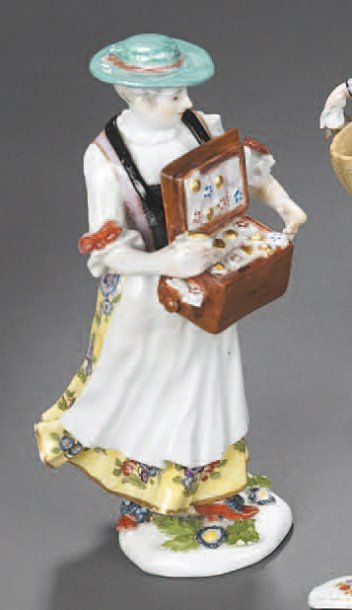 null - MEISSEN - Statuette représentant une tyrolienne vendeuse de colifichets portant...