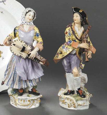 null - MEISSEN - Paire de grandes statuettes représentant un joueur de cornemuse...