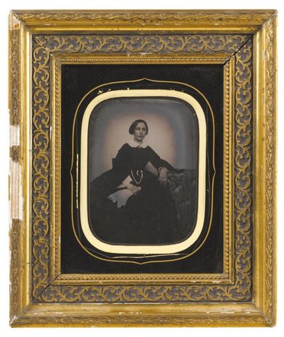 AMBROTYPE Jeune femme au camée, chaîne, bracelet et bague, ca. 1855. Ambrotype rehaussé...