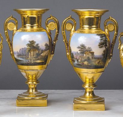 PARIS PAIRE DE VASES de forme balustre à décor polychrome de paysages dans des réserves...