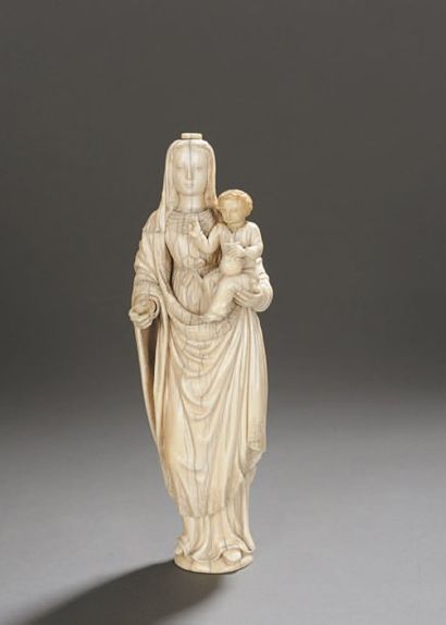 null VIERGE À L'ENFANT en ivoire finement sculpté. France, vers 1700. (manques, tête...