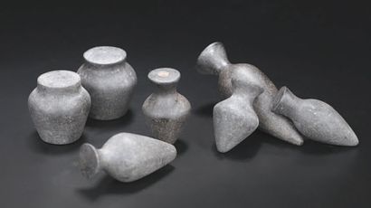 null Lot de sept vases factices miniatures de formes variées. Pierre noire (diorite...