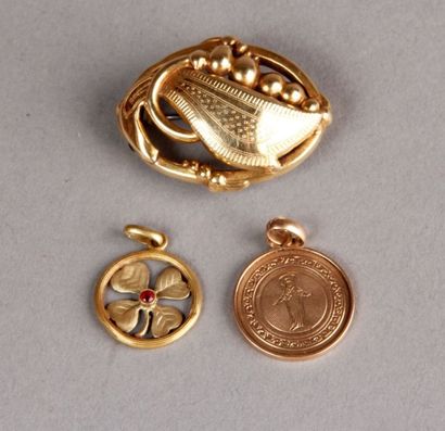 null DEUX PENDENTIFS circulaires et petite BROCHE palmette ajourée (épingle en métal)....