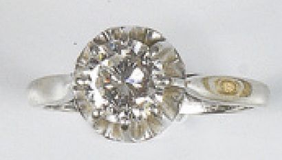 null BAGUE ornée d'un brillant monté en solitaire sur or gris et platine.
Poids du...